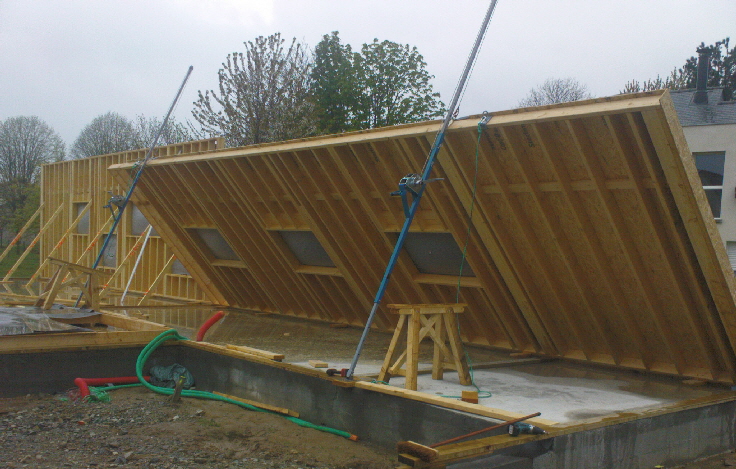 Levage des murs ossature bois par des lève-murs Levage des murs ossature bois par des lève-murs