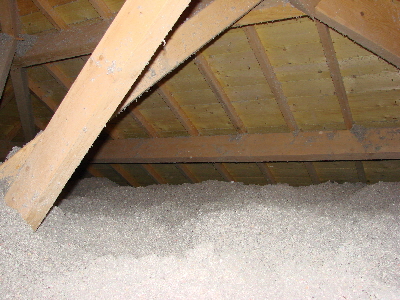 Insufflation d'ouate de cellulose en combles perdus, dans extension créée par So Wood Insufflation d'ouate de cellulose en combles perdus, dans extension créée par So Wood