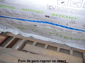 Pose en cours d'un pare-vapeur après isolation du rampant Pose en cours d'un pare-vapeur après isolation du rampant