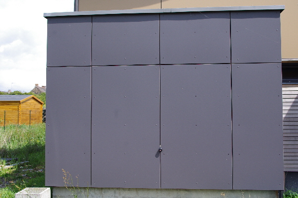 Façade et porte de garage en panneaux TRESPA Façade et porte de garage en panneaux TRESPA