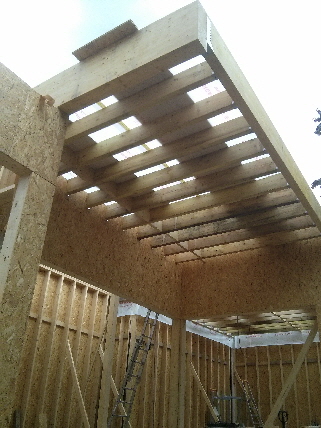 Plancher d'étage en porte-à-faux, reposant sur une poutre maîtresse dimensionnée pour reprendre les charges d'étage Plancher d'étage en porte-à-faux, reposant sur une poutre maîtresse dimensionnée pour reprendre les charges d'étage