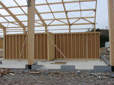 Des murs ossature bois sont fabriqu�s entre les poteaux