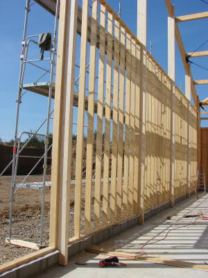 Vue de murs fabriqu�s debouts