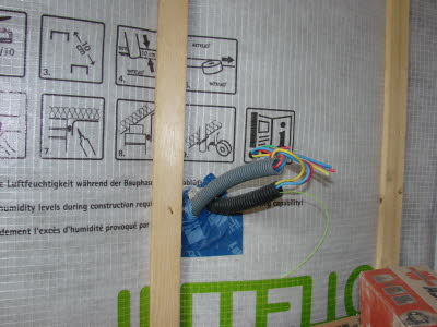 Travers�e de gaine �lectrique � travers la paroi ossature bois