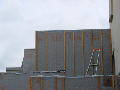 Mise en place du pare-pluie sur la fibre de bois