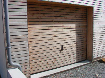 Habillage en bois Douglas d'une porte de garage