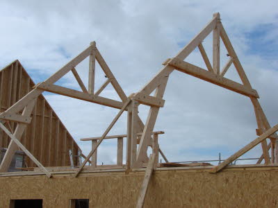 Charpente compos�e de plusieurs fermes