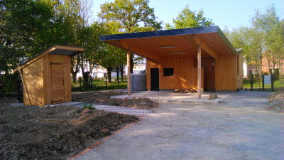 Vue d'un pr�au et d'un cabanon simple